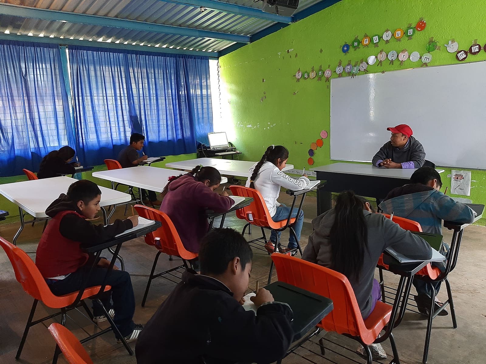 Equipamiento de aulas para la escuela primaria indígena de Santa María Totomoxtla