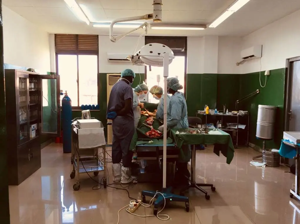 médicos en quirófano en GUINEA BISSAU