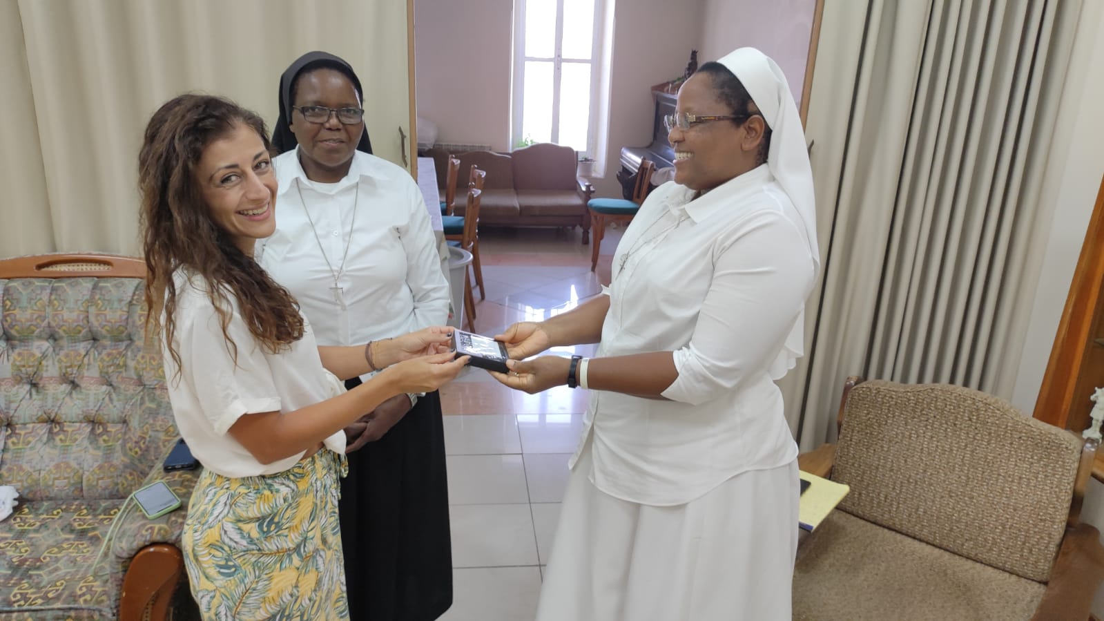 profesoras y voluntarias en una escuela en Israel