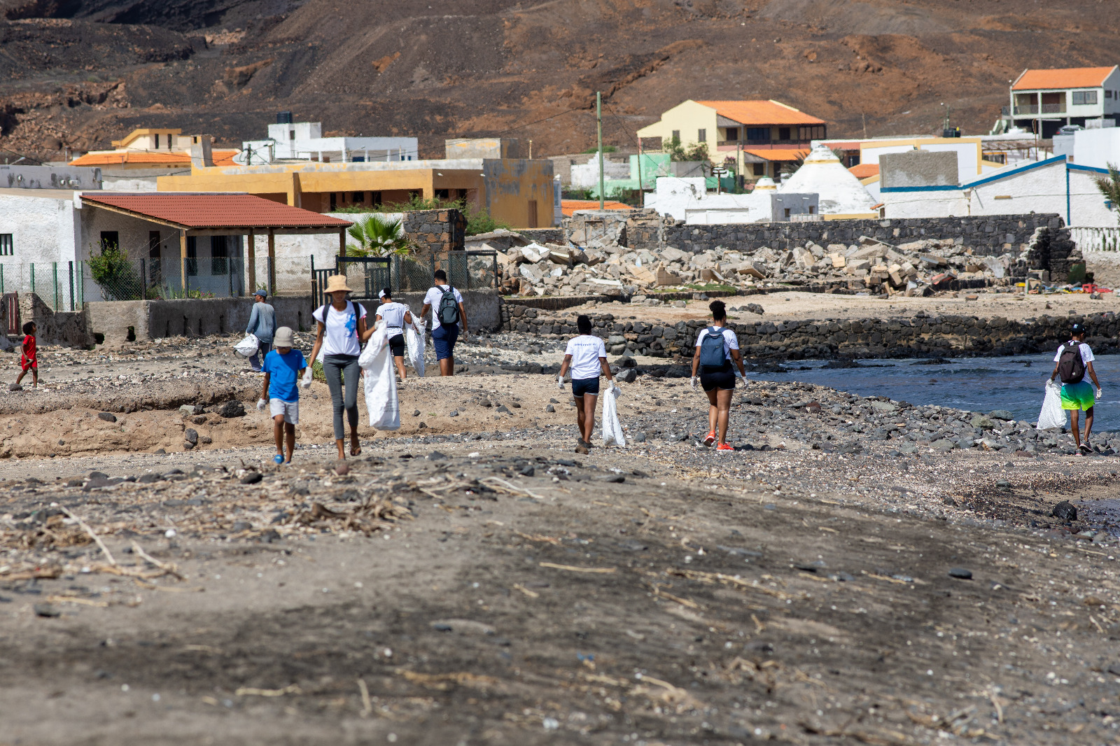 Recogida de basura con voluntarios locales