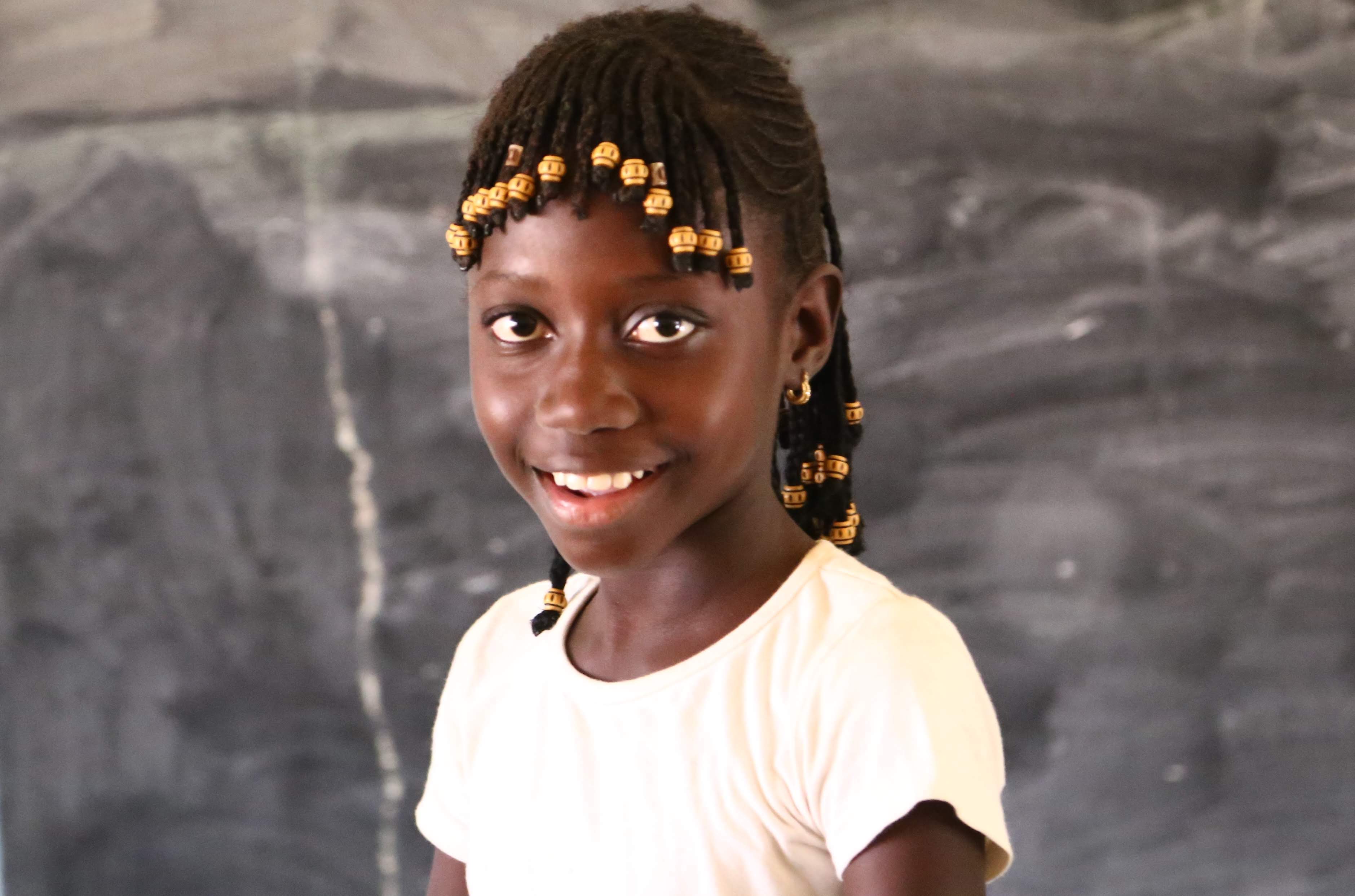 niños africanos saludando