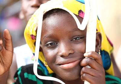 niños africanos saludando