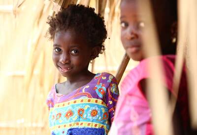 niños africanos saludando