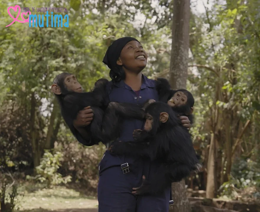 Mutima mujer congoleña con monos